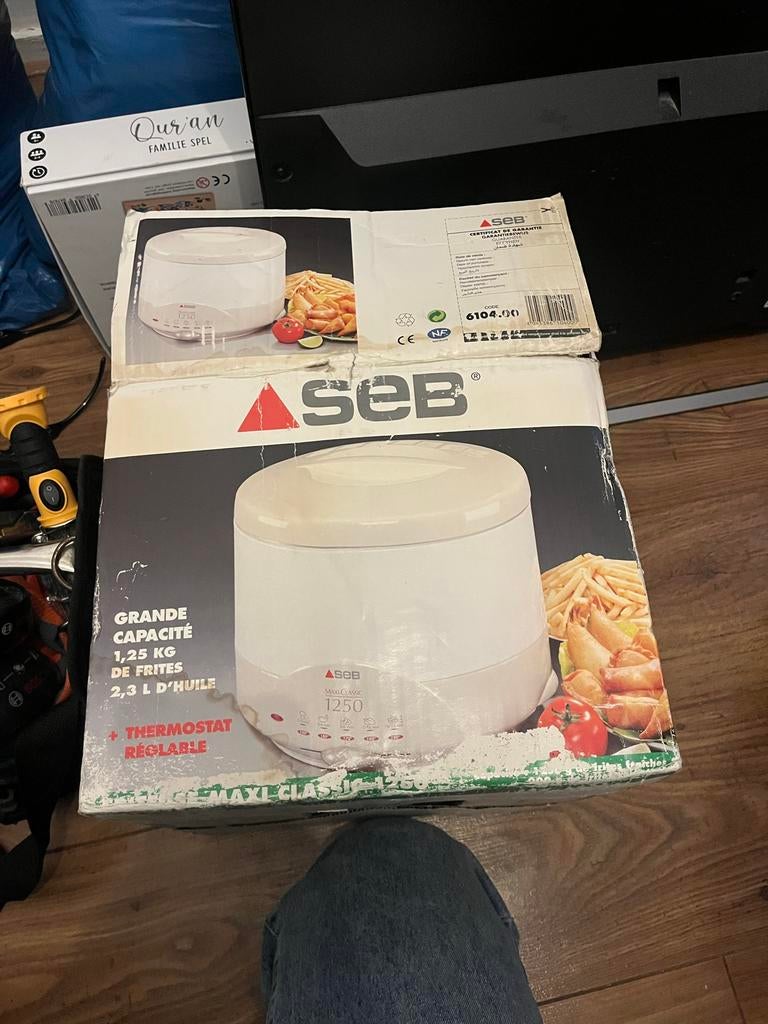 SEB Friteuse - Compact en Efficiënt Frituren, 2 tot 3 liter, Ophalen, Nieuw, Uitneembare binnenpan