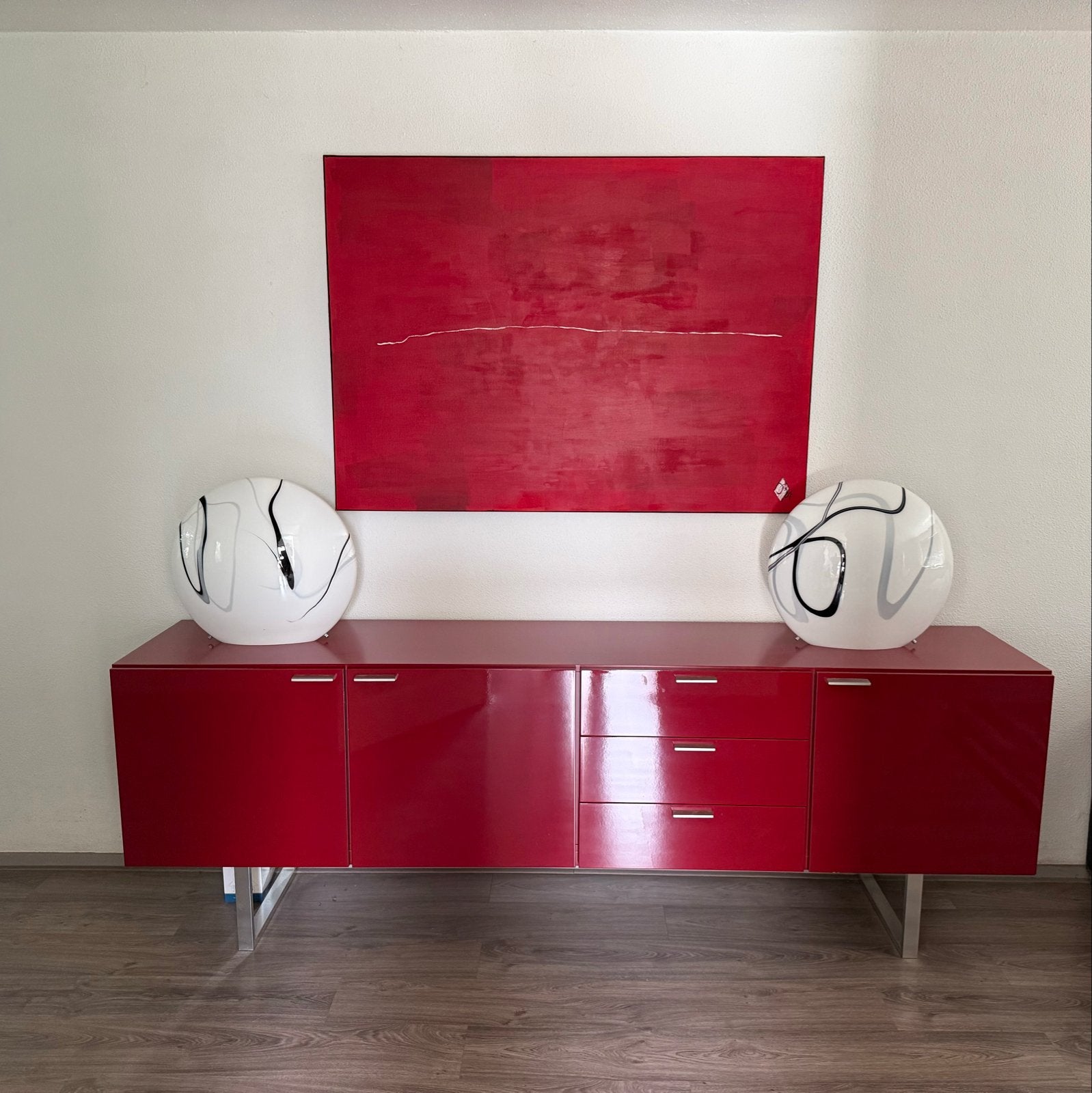 Rood dressoir met lampen en schilderij, Huis en Inrichting, Ophalen, Overige materialen, Gebruikt, 200 cm of meer