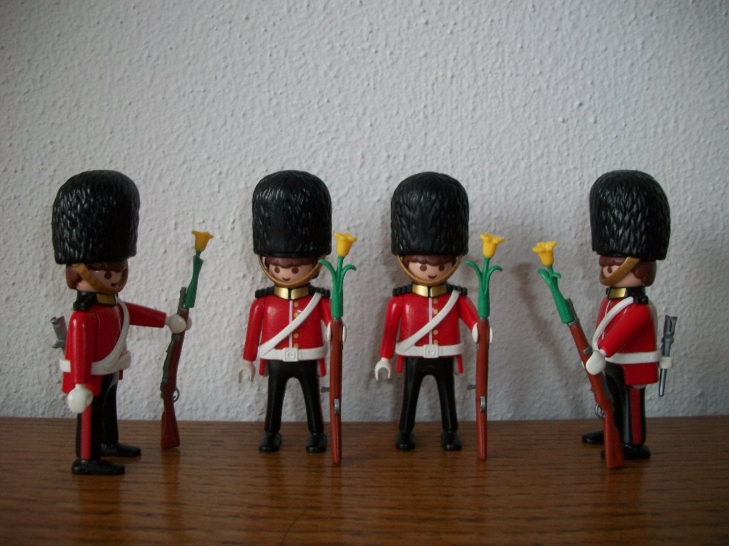 Engelse wachtsoldaten / berenvelsoldaten met bloem op geweer, Ophalen of Verzenden, Nieuw, Complete set, Figuren