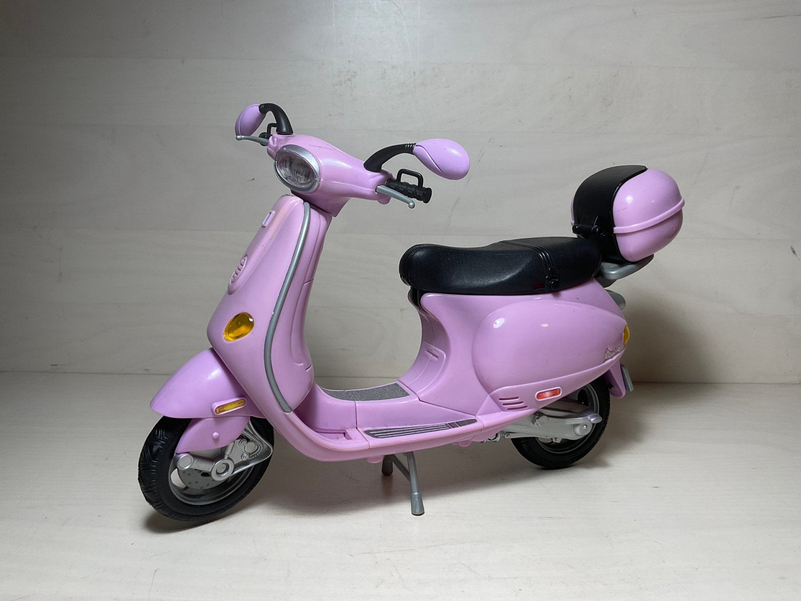 Mattel Barbie Vespa 2002 roze Scooter, Ophalen of Verzenden, Zo goed als nieuw, Barbie