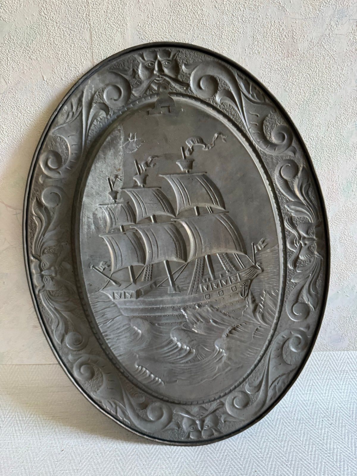 Ovale wanddecoratie van tin met zeilschip, Ophalen of Verzenden