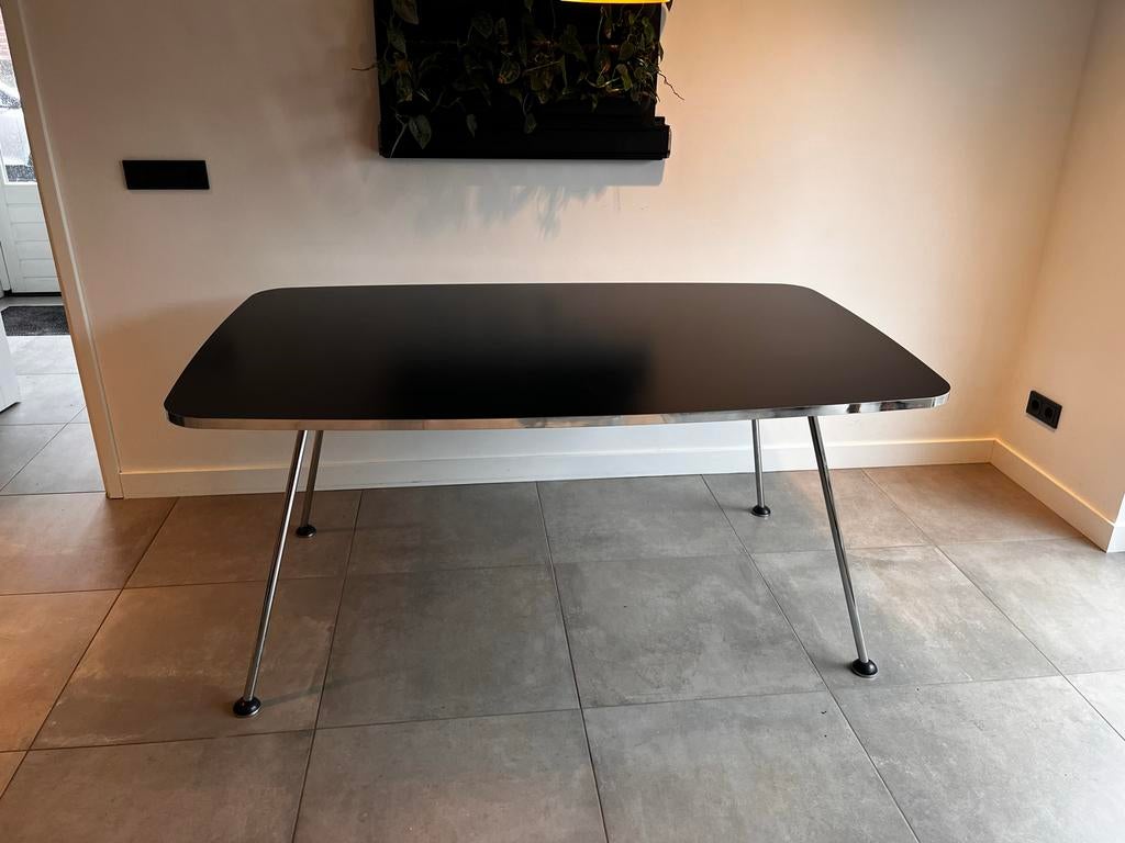Moderne eettafel met zwart blad en chromen poten, Huis en Inrichting, Tafels | Eettafels, Gebruikt, 100 tot 150 cm, Metaal, Vier personen