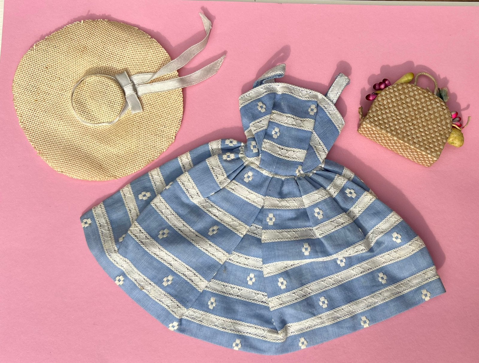 Vintage Barbie Suburban Shopper, Jurk, hoedje, mandje, Ophalen of Verzenden, Gebruikt, Kleertjes