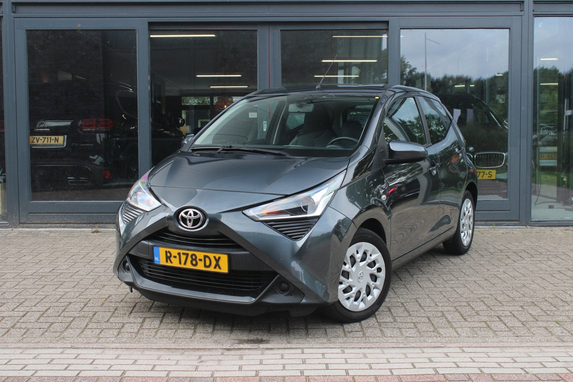 Toyota Aygo 1.0 VVT-i x-play | Automaat | Airco | 5 Deurs, Auto's, Dealer onderhouden, Stof, Gebruikt, 4 stoelen