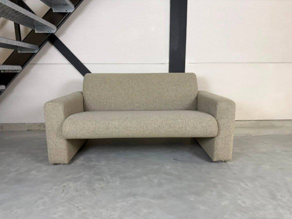 Artifort 691 – Zandbruin – Zo goed als nieuw, Ophalen, 150 tot 200 cm, Tweepersoons, 75 tot 100 cm