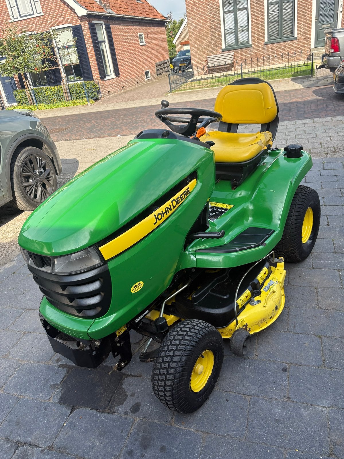 Foto 3 van John Deere X300 Zitmaaier - Perfect voor Grote Gazons