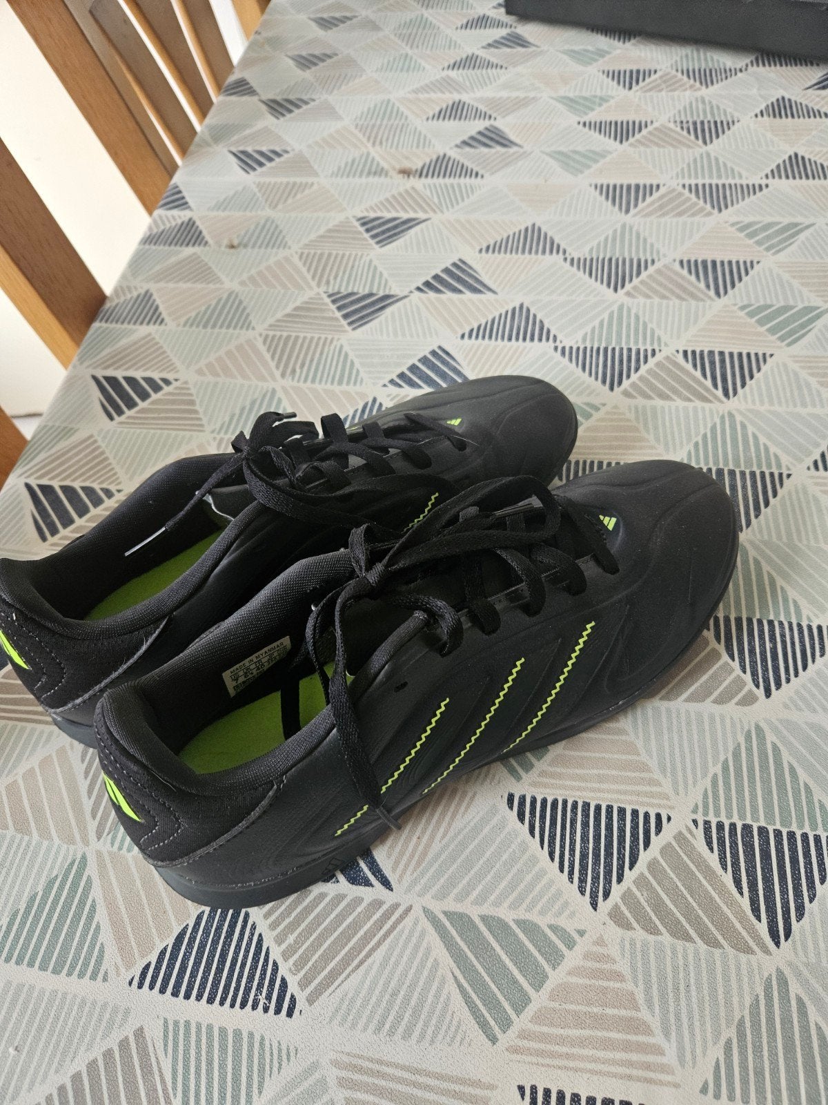 gym/sport schoenen maat 40, Sport en Fitness, Voetbal, Maat XS of kleiner, Schoenen, Ophalen of Verzenden, Zo goed als nieuw