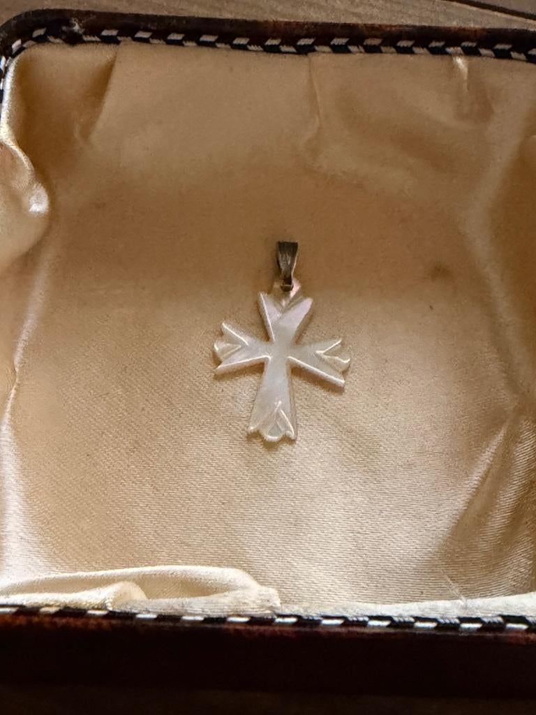 Parelmoer kruis hanger – vintage – elegante uitstraling, Overige materialen, Overige kleuren, Ophalen of Verzenden, Zo goed als nieuw