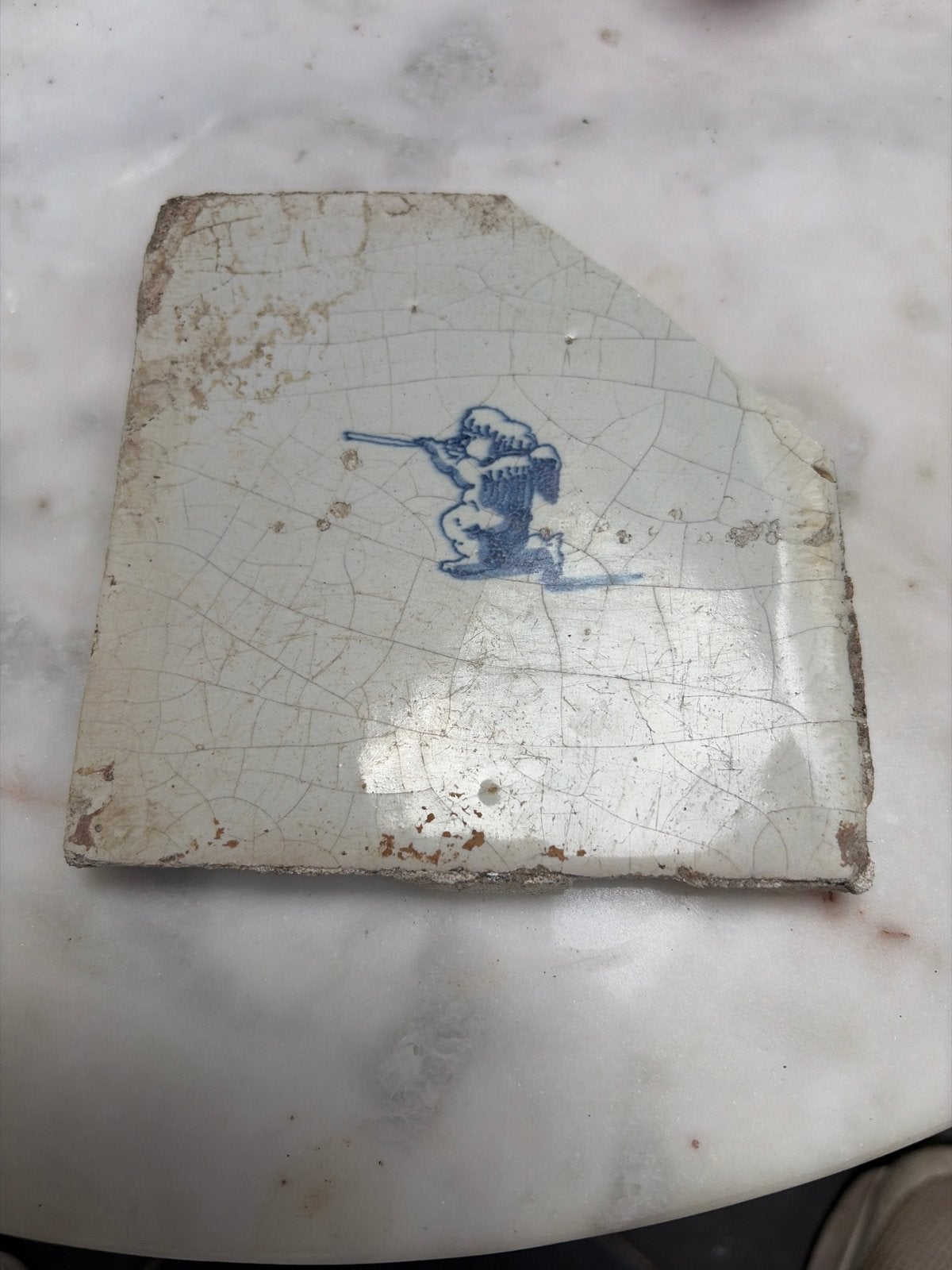 Antieke Delfts Blauw tegel scherf met figuur, Antiek en Kunst, Antiek | Wandborden en Tegels, Ophalen of Verzenden