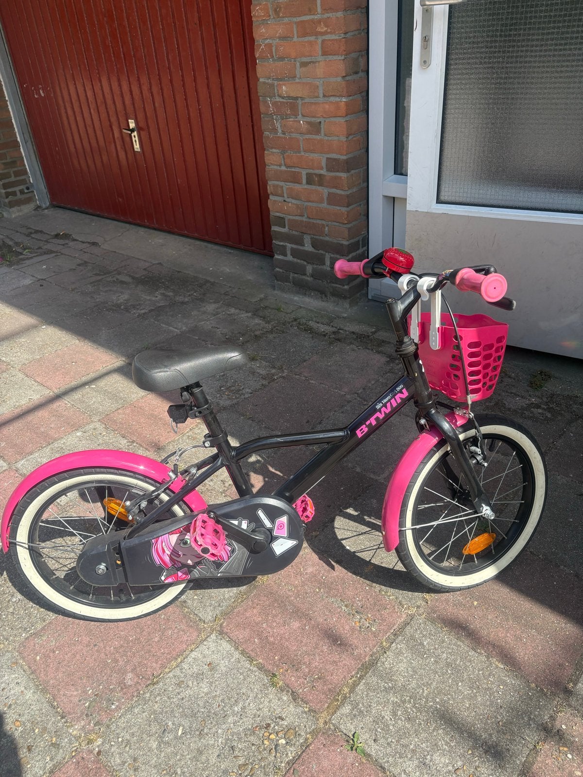 B'Twin kinderfiets 16 inch roze/zwart met mandje, Fietsen en Brommers, Fietsen | Kinderfietsjes, Ophalen, Gebruikt, Velgrem, 16 tot 20 inch