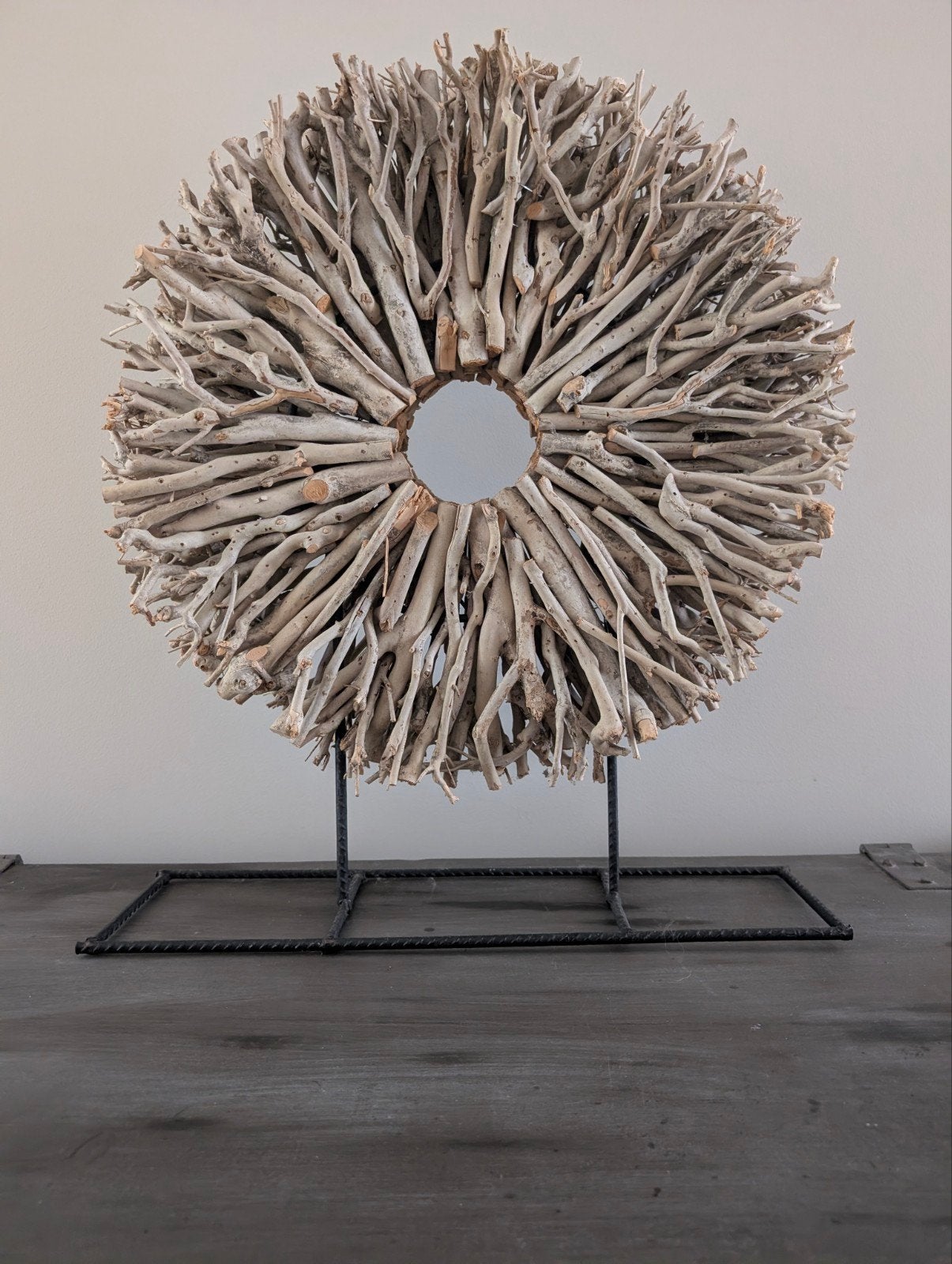 Groot ornament 60 cm drijfhout takkenkrans op standaard, Ophalen