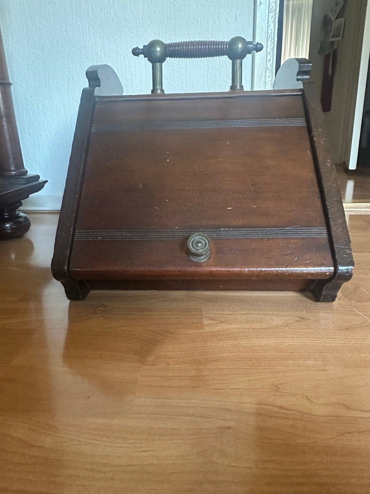 Antieke kolenbak/haardhoutbak van hout met messing handvat, Antiek en Kunst, Ophalen