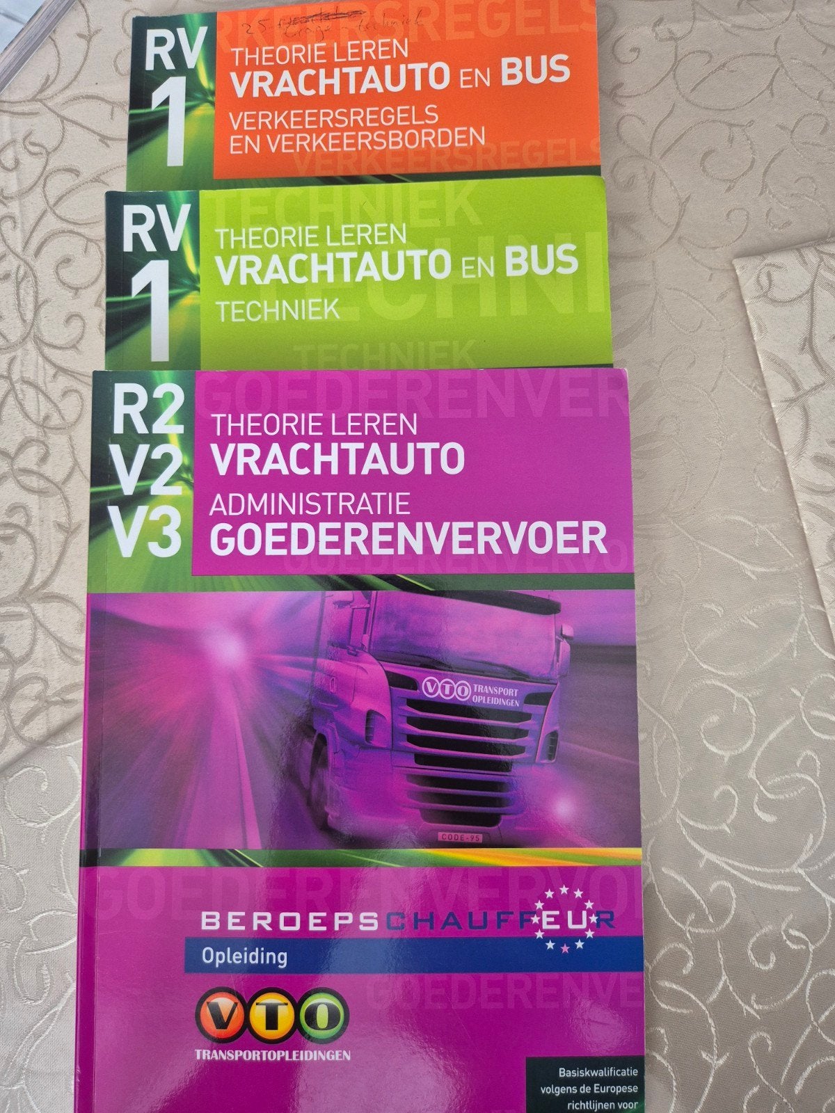 VTO Theorieboeken Vrachtauto en Bus (3 delen), Ophalen of Verzenden, Zo goed als nieuw, MBO, VTO Transportopleidingen