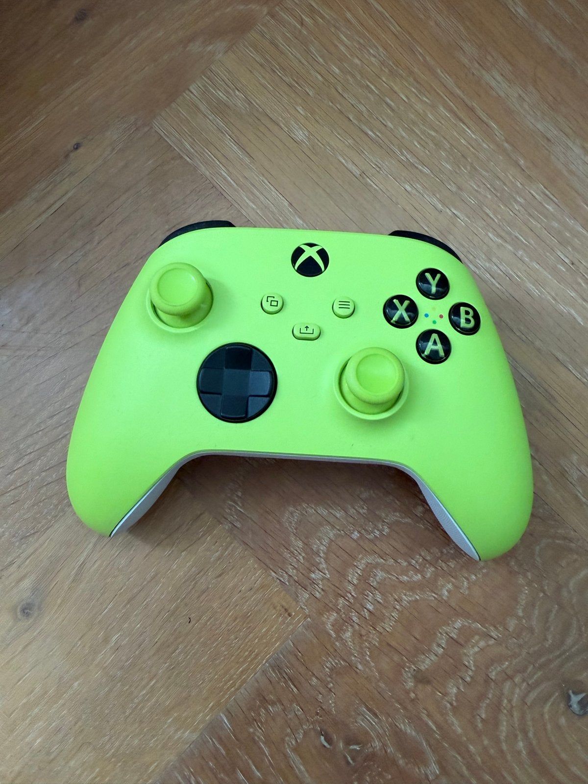 Xbox Series X/S Controller - Electric Volt, Spelcomputers en Games, Spelcomputers | Xbox | Accessoires, Ophalen of Verzenden, Zo goed als nieuw
