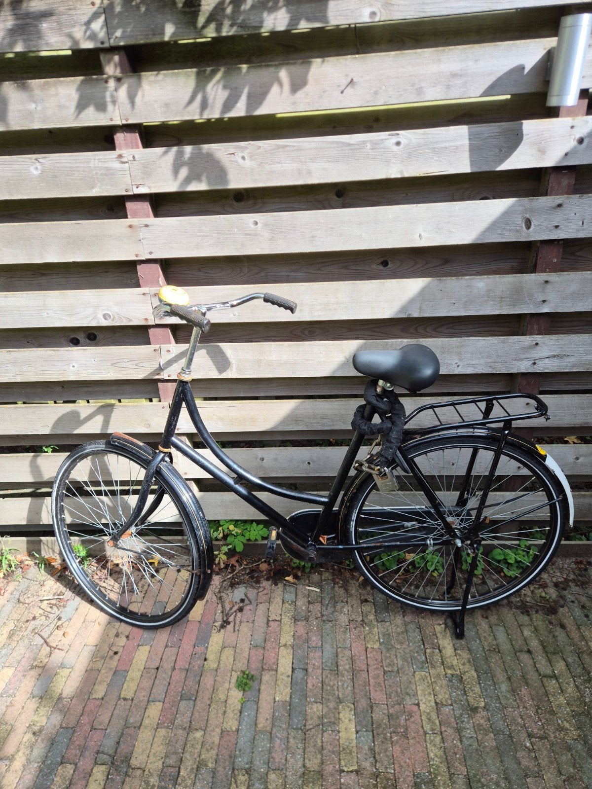 Zwarte damesfiets met terugtraprem en bagagedrager, Fietsen en Brommers, Terugtraprem, Gebruikt, 50 tot 53 cm, Ophalen