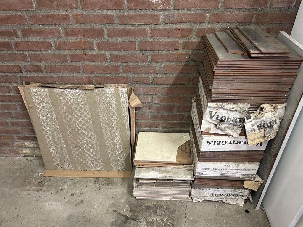 Gratis tegels verschillende maten wit en antraciet, Doe-het-zelf en Verbouw, Tegels, Ophalen, 60 cm of meer, Minder dan 5 m², Wandtegels