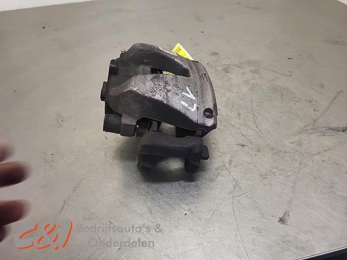 Remklauw (Tang) links-voor van een Opel Vivaro, Gebruikt, -, -, Opel
