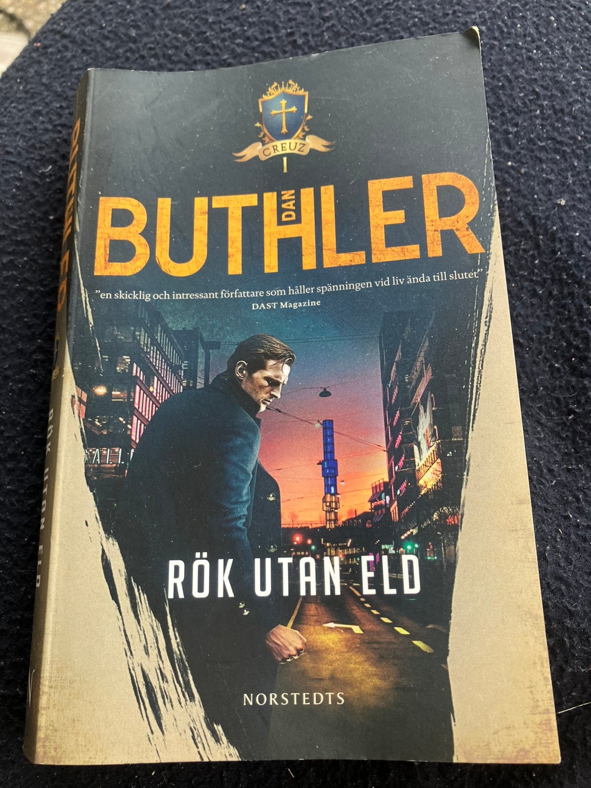 Rök utan eld - Dan Buthler (Zweeds), Boeken, Taal | Overige Talen, Ophalen of Verzenden, Gelezen
