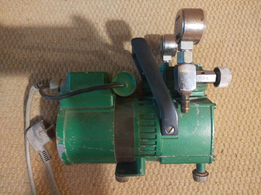 Professionele Vacuümpomp – Verder / KNF N 022, Doe-het-zelf en Verbouw, 100 liter of meer, Ophalen of Verzenden, Gebruikt, Olievrij