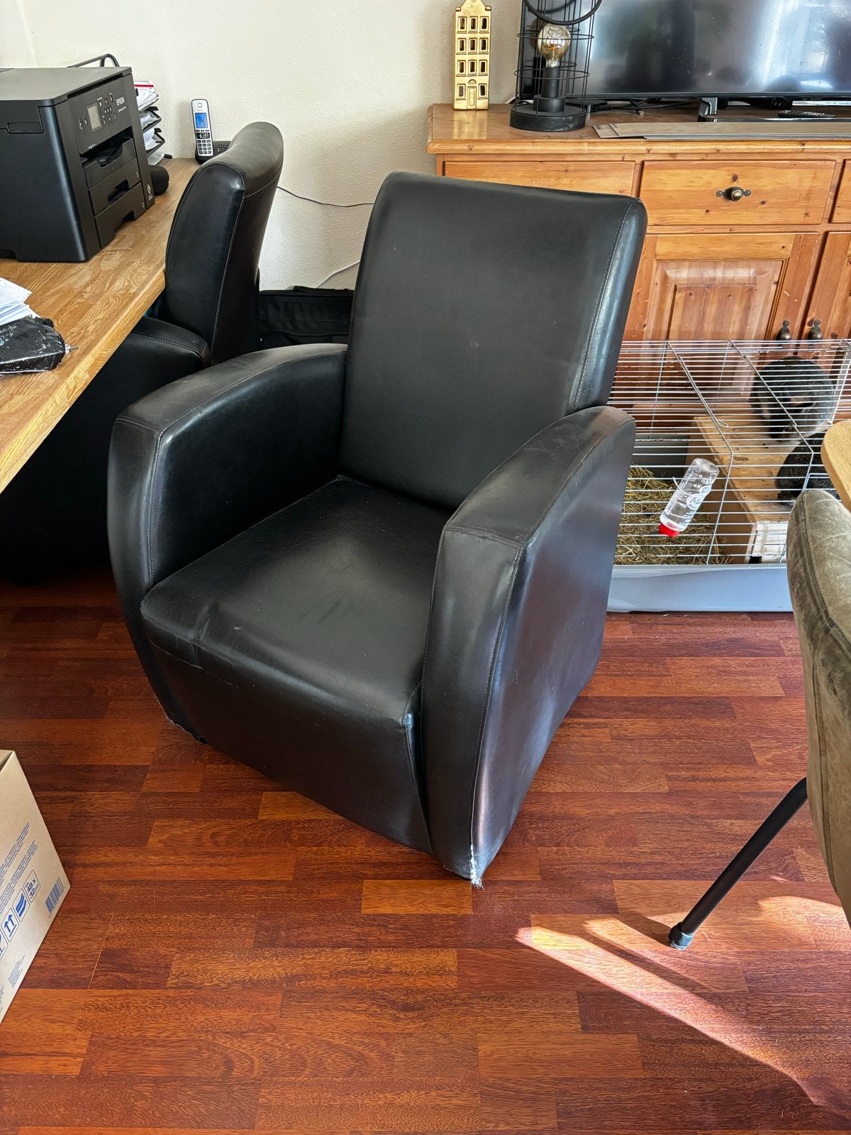 Twee kunstleren stoelen met lichte beschadigingen, Huis en Inrichting, Overige materialen, Gebruikt, Twee, Zwart