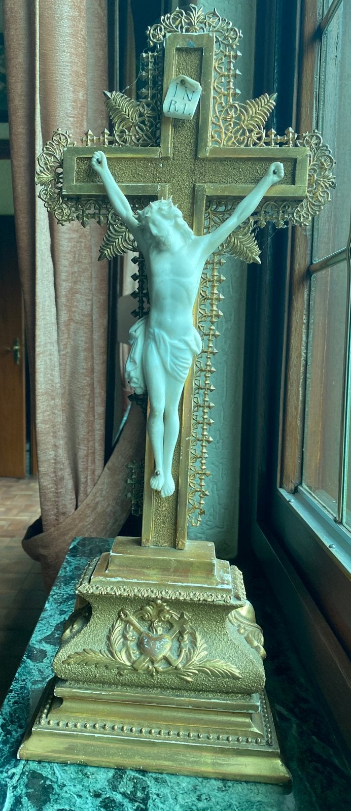 Antiek verguld houten crusifix, Ophalen