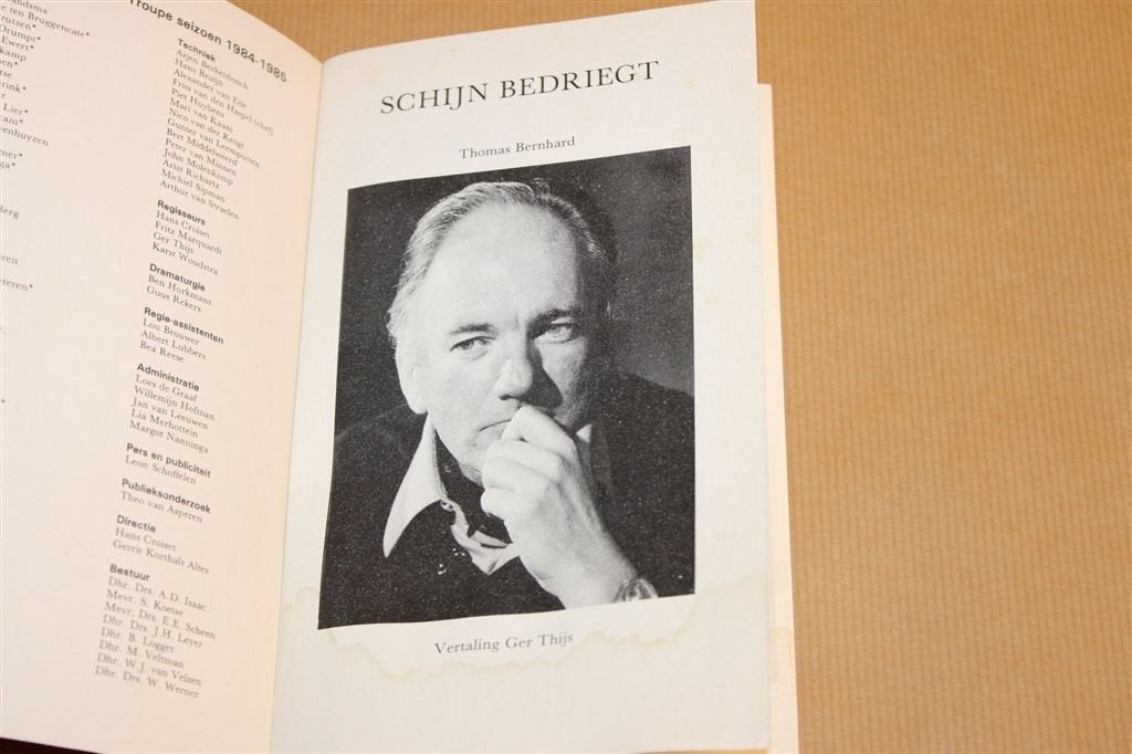 Schijn Bedriegt — Toneelstuk van Thomas Bernhard, Ophalen of Verzenden, Gelezen, Cabaret