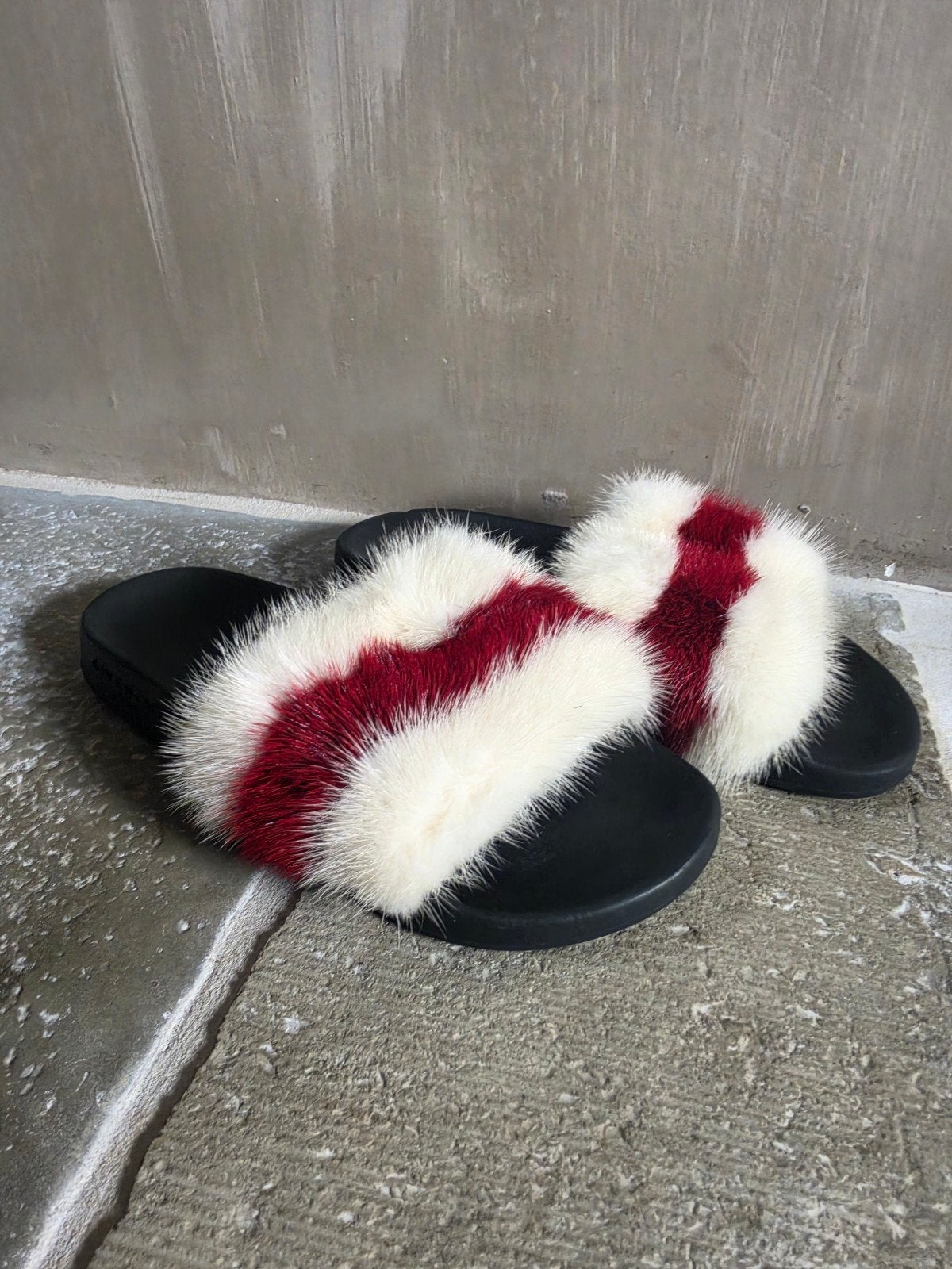 Originele Givenchy bont slippers maat 38 wit/rood, Givenchy, Ophalen of Verzenden, Wit, Slippers
