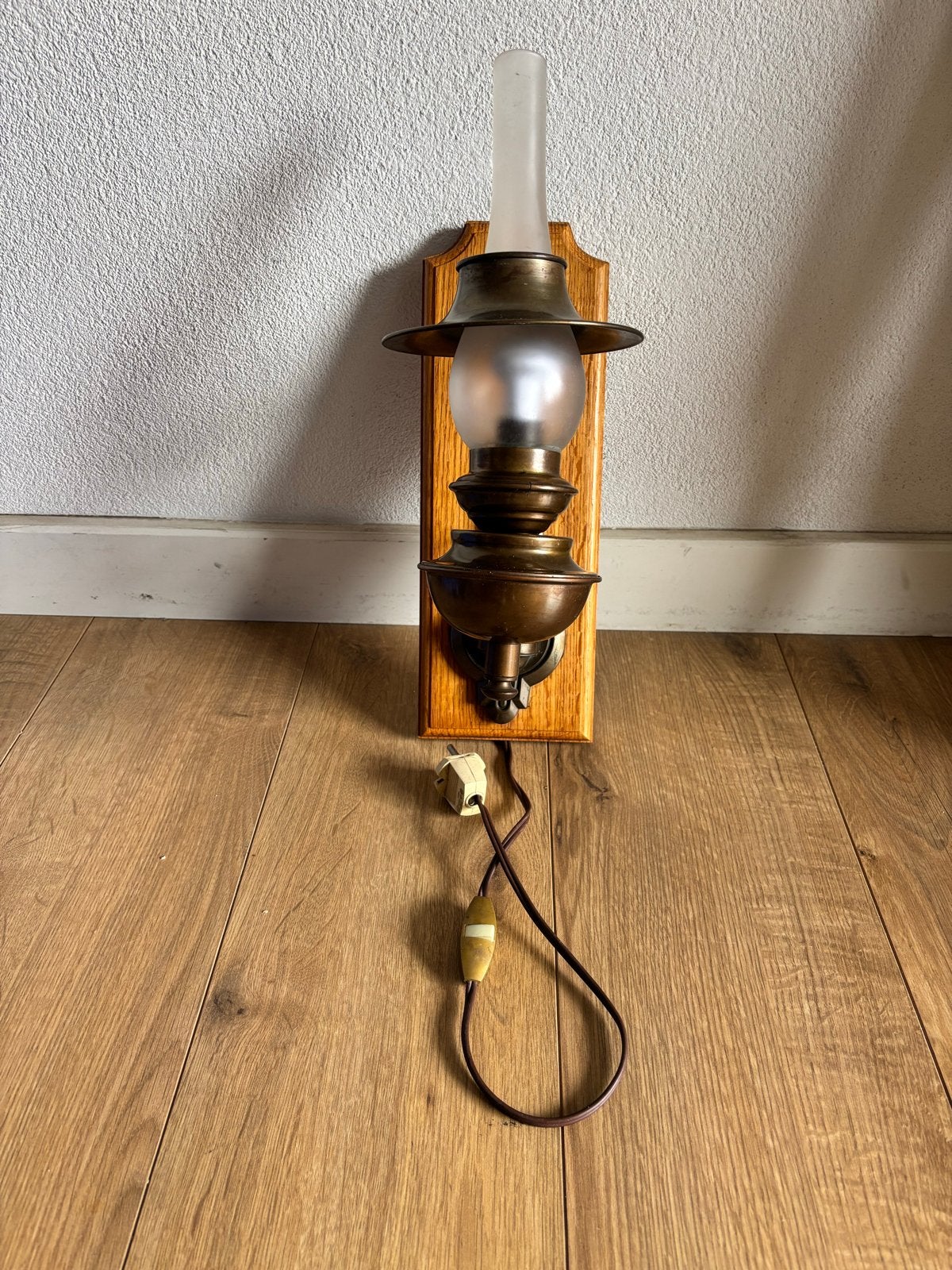 Antieke wandlamp - koper en hout, Antiek en Kunst, Antiek | Lampen, Ophalen of Verzenden