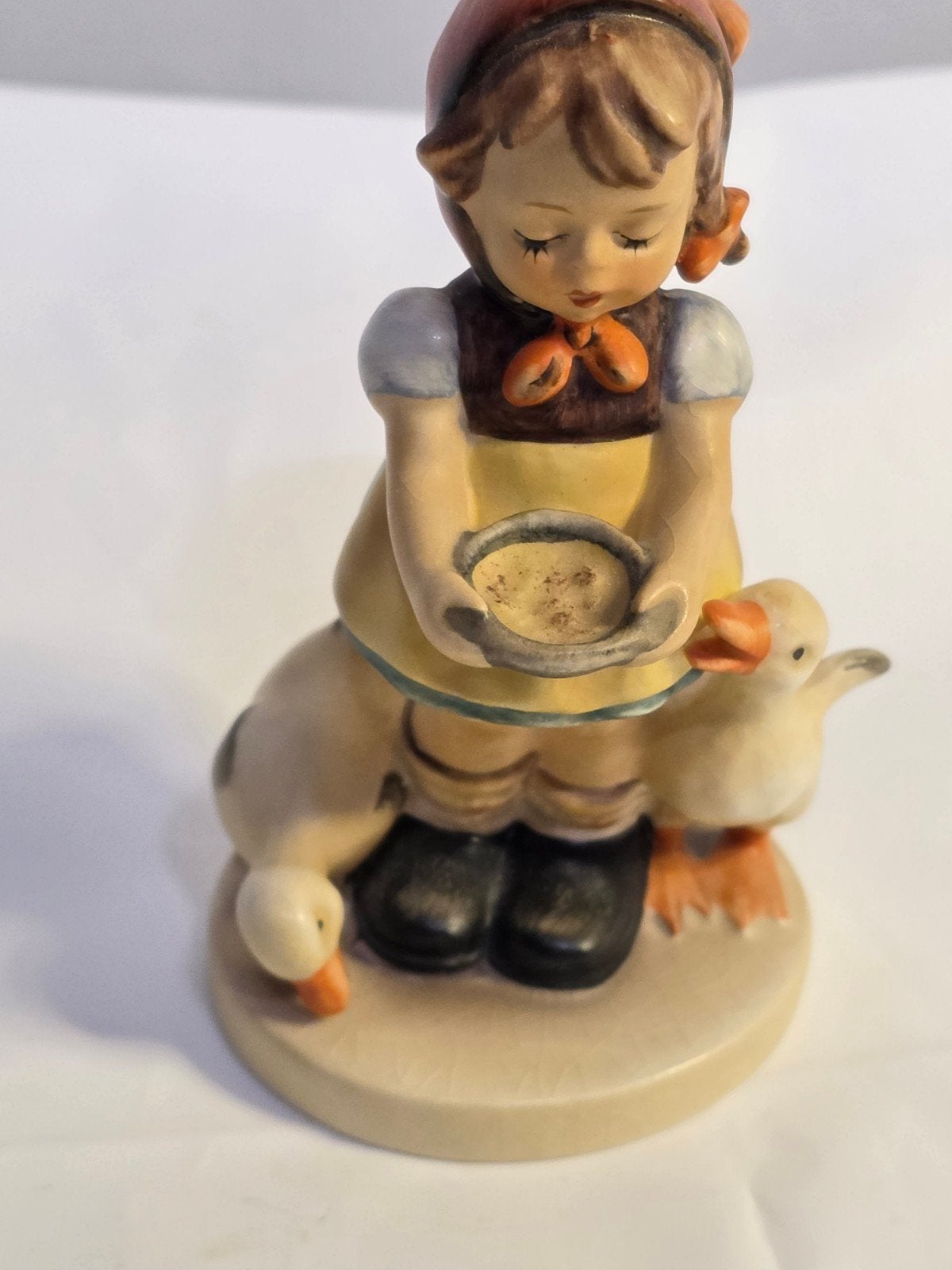 Goebel Hummel beeldje: Meisje met eendjes (1973), Ophalen of Verzenden