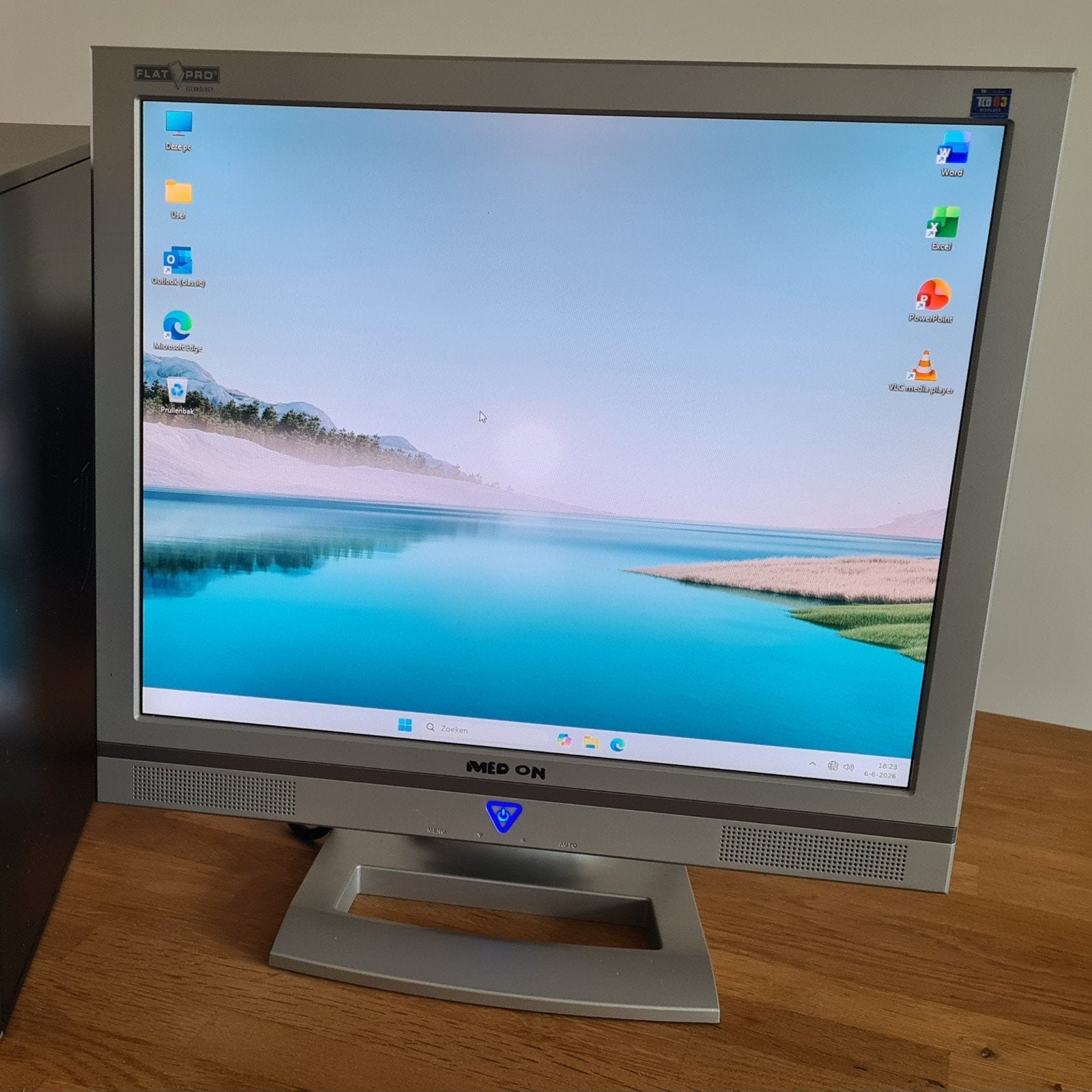 Medion 19 inch LCD Monitor DVI VGA 75Hz 5ms 1280x1024, 3 tot 5 ms, Medion, Ophalen of Verzenden, Zo goed als nieuw
