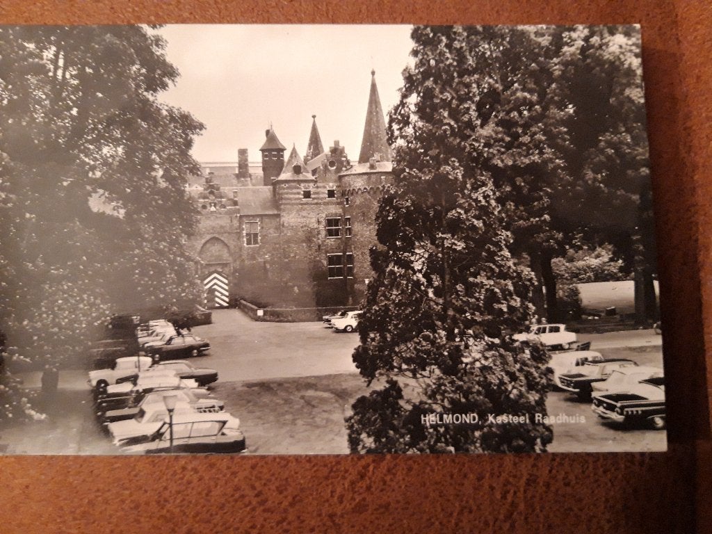 ansichtkaart Helmond, Kasteel Raadhuis met auto's, Ophalen of Verzenden, 1960 tot 1980, Ongelopen, Noord-Brabant