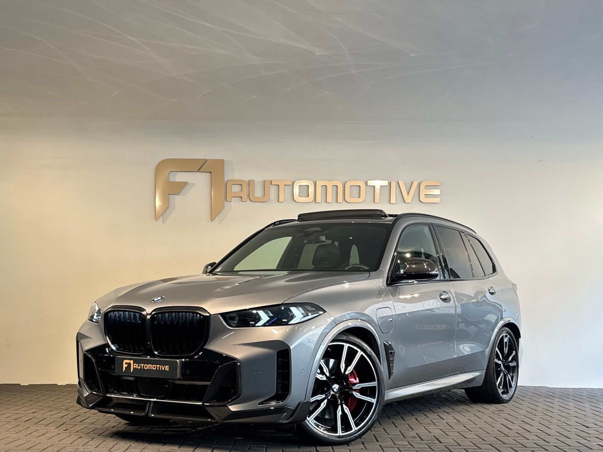 BMW X5 XDrive50e Pano|Carbon|BTW|M-Seat|H/K|Trekhaak|Keyless, Dealer onderhouden, Gebruikt, 2395 kg, Bedrijf