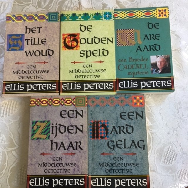 Ellis Peters, Ophalen of Verzenden, Zo goed als nieuw, Tv-bewerking