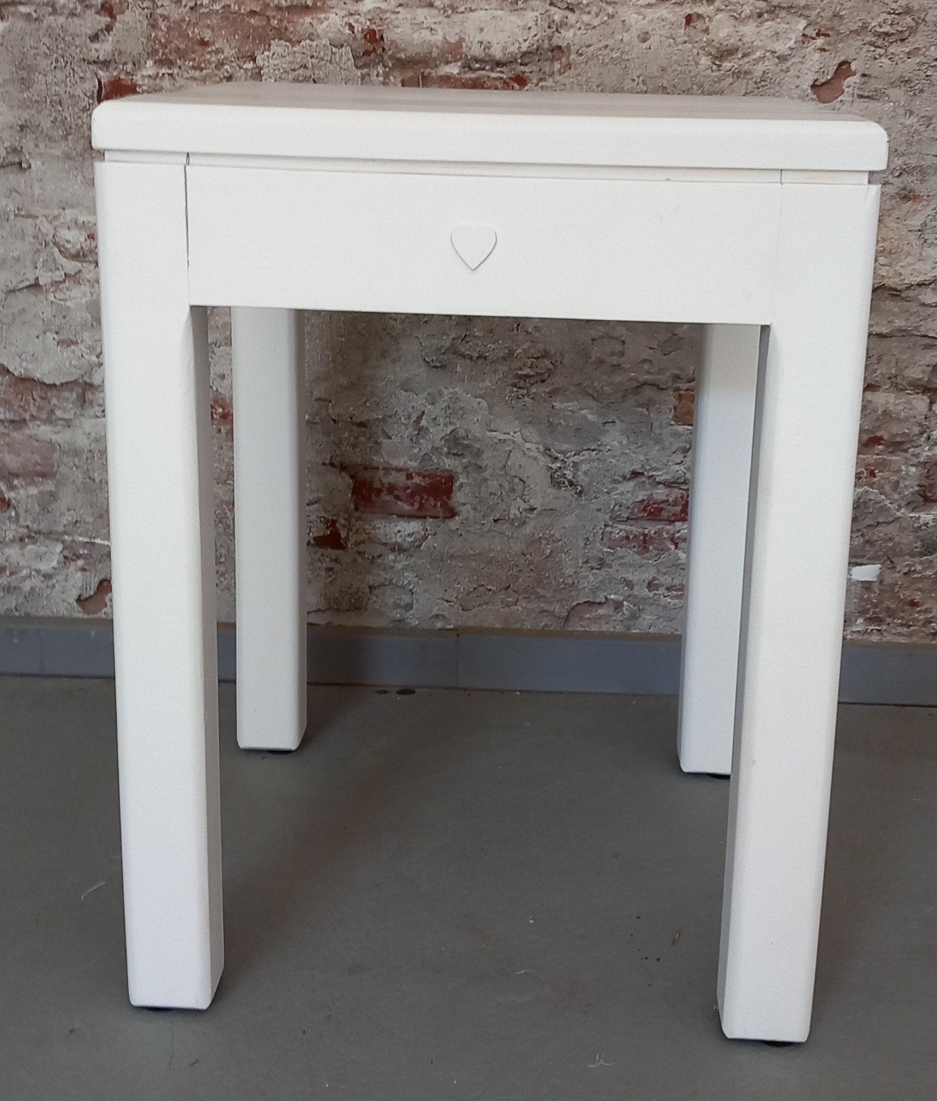 Klein wit tafeltje met hartje, Huis en Inrichting, Tafels | Bijzettafels, Ophalen, Minder dan 55 cm, Gebruikt, Landelijk, Romantisch