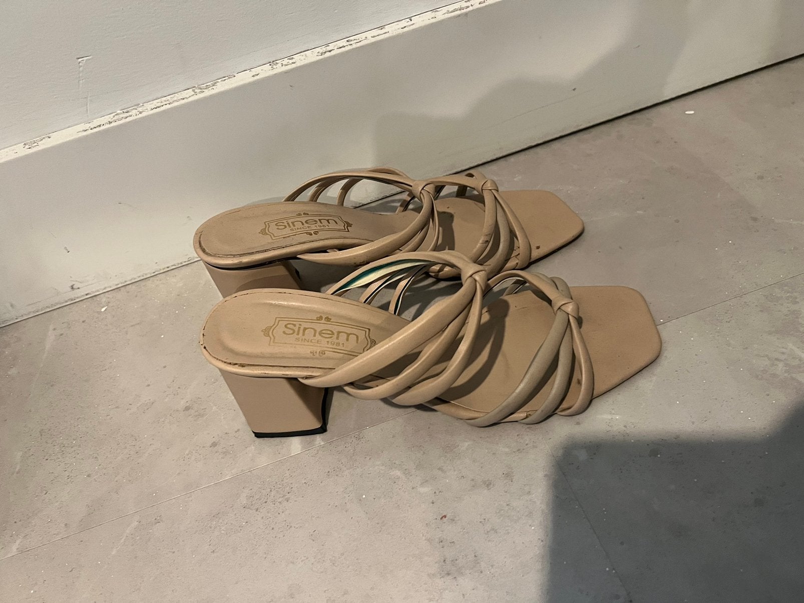 Beige hakken, Ophalen
