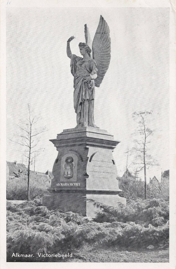 Alkmaar – Victoriebeeld. Gelopen Amsterdam 1961., Ophalen of Verzenden, 1960 tot 1980, Gelopen, Noord-Holland