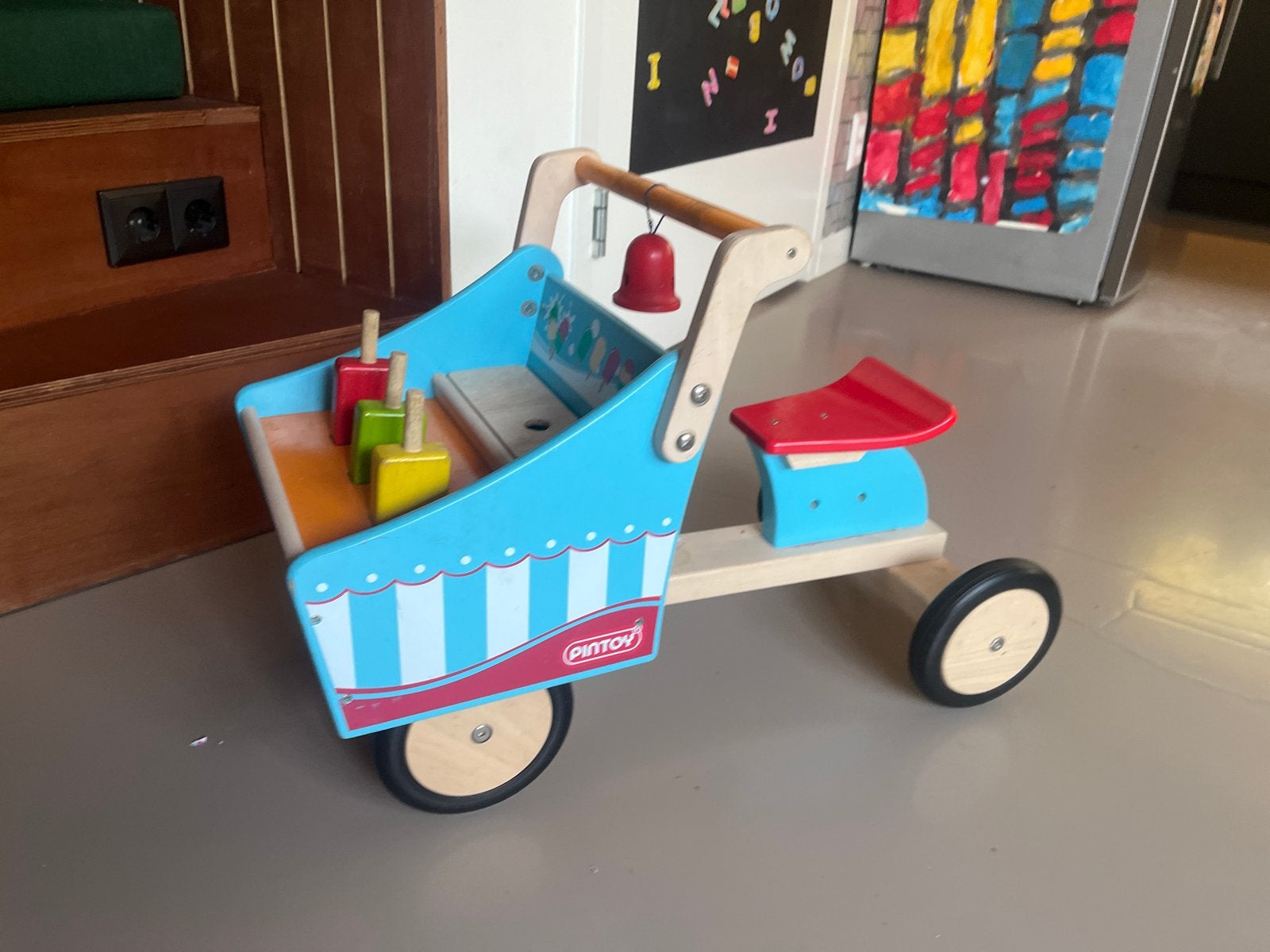Houten speelgoed ijscowagen met bel en ijsjes, Ophalen, Gebruikt, Duw- of Trekspeelgoed