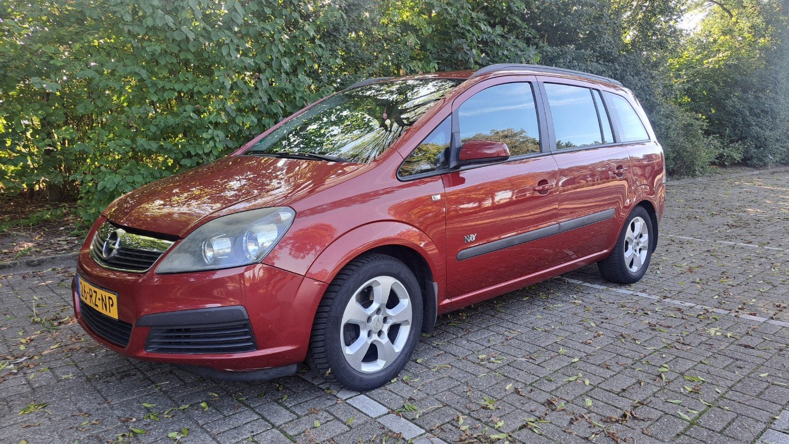Opel Zafira 2.2 AUT 2005 Rood, Auto's, 4 cilinders, 7 stoelen, Origineel Nederlands, Zafira