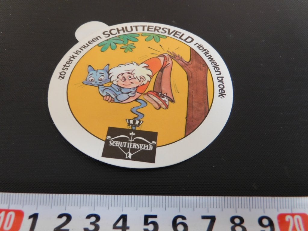 sticker schuttersveld ribfluwelen broek zo sterk - strip, Ophalen, Zo goed als nieuw