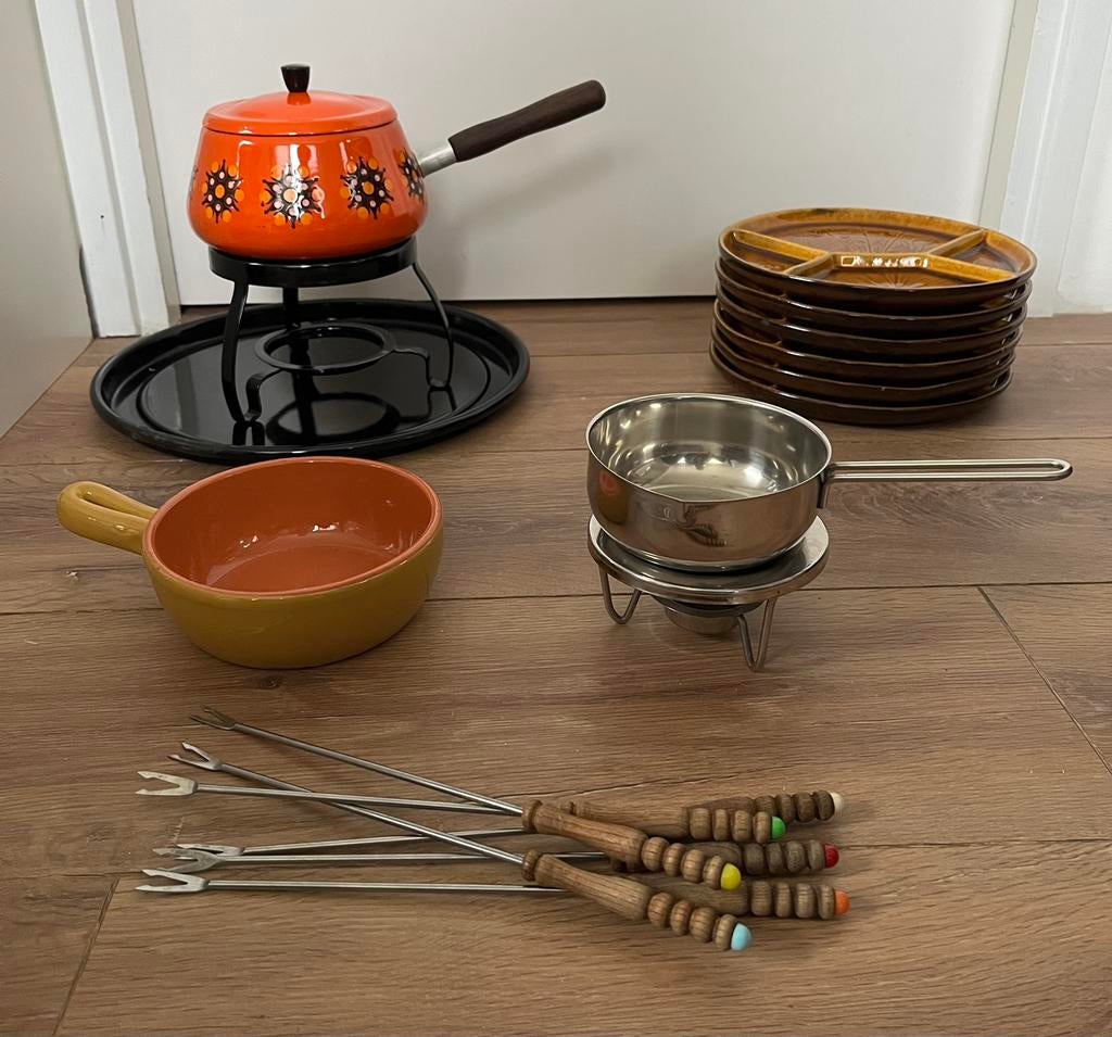 Retro oranje fondue set jaren ‘70. Bruine borden en prikkers, Witgoed en Apparatuur, Fonduesets, Ophalen of Verzenden, Brander