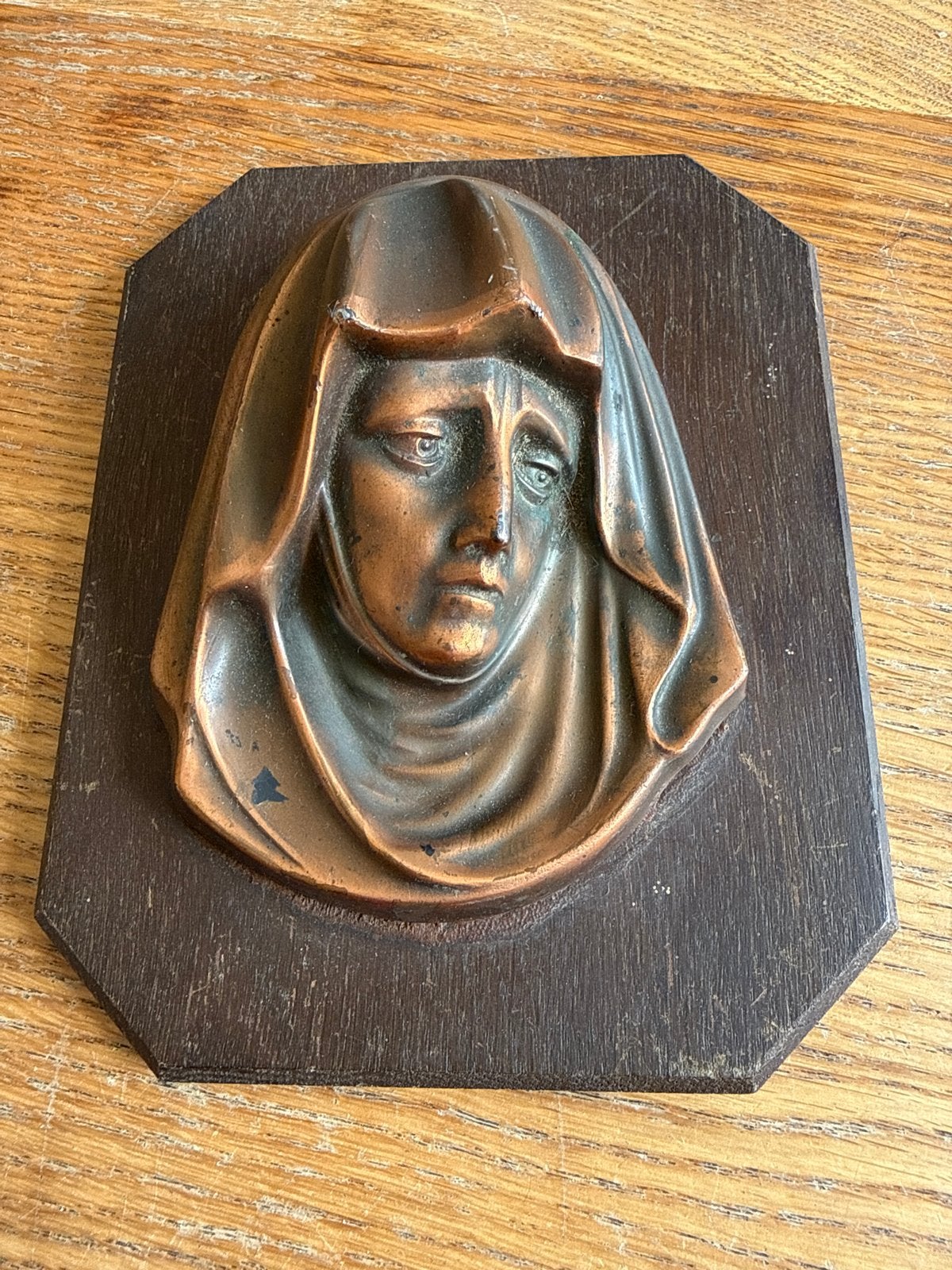 Antiek koperen reliëf Maria op houten paneel, Antiek en Kunst, Antiek | Religie, Ophalen of Verzenden