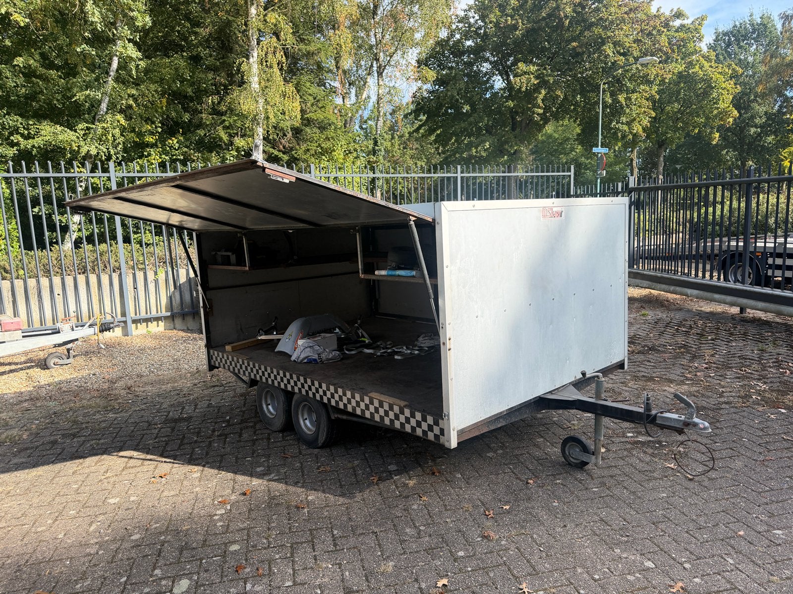 Gesloten aanhangwagen aluminium opbouw en 2 serviceluiken, Ophalen, Zo goed als nieuw