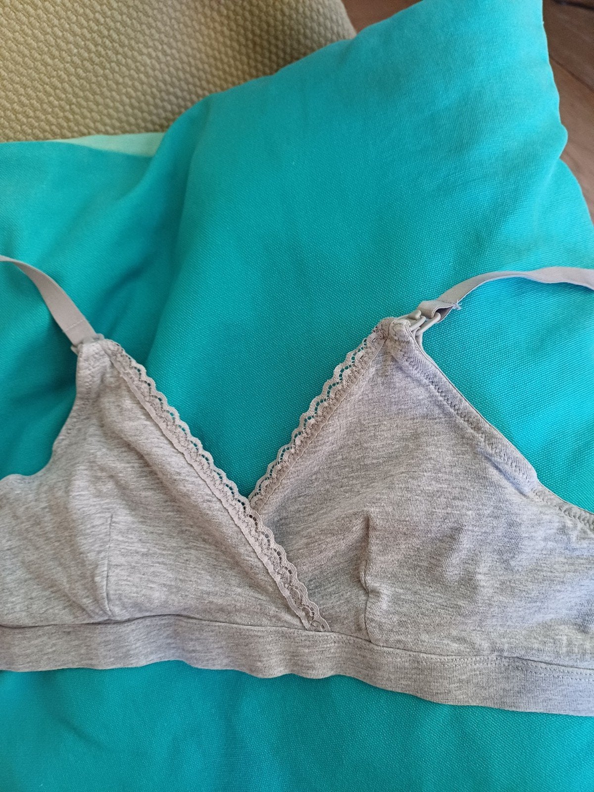 Gratis grijze voedings BH; maat 40, valt wel kleiner., Maat 38/40 (M), H&M, Zo goed als nieuw, Grijs