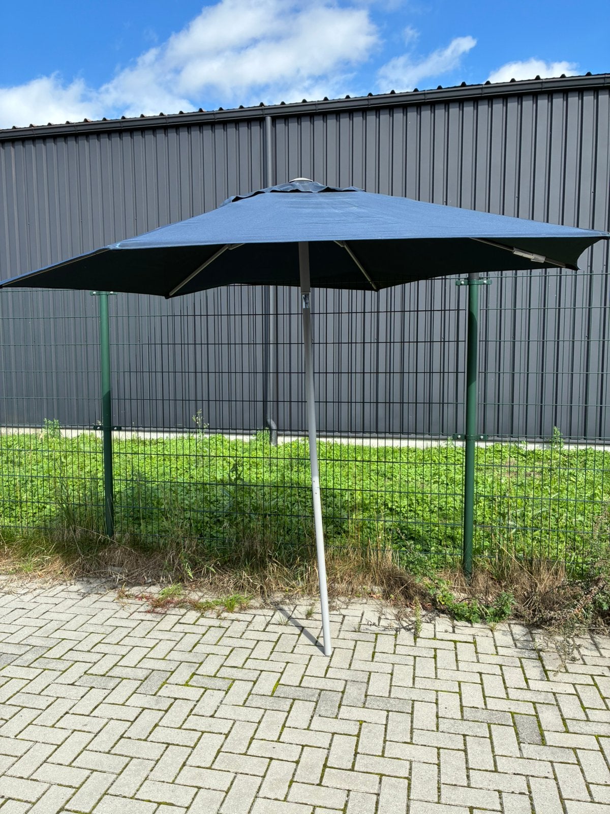 Parasol kleur blauw in goede staat