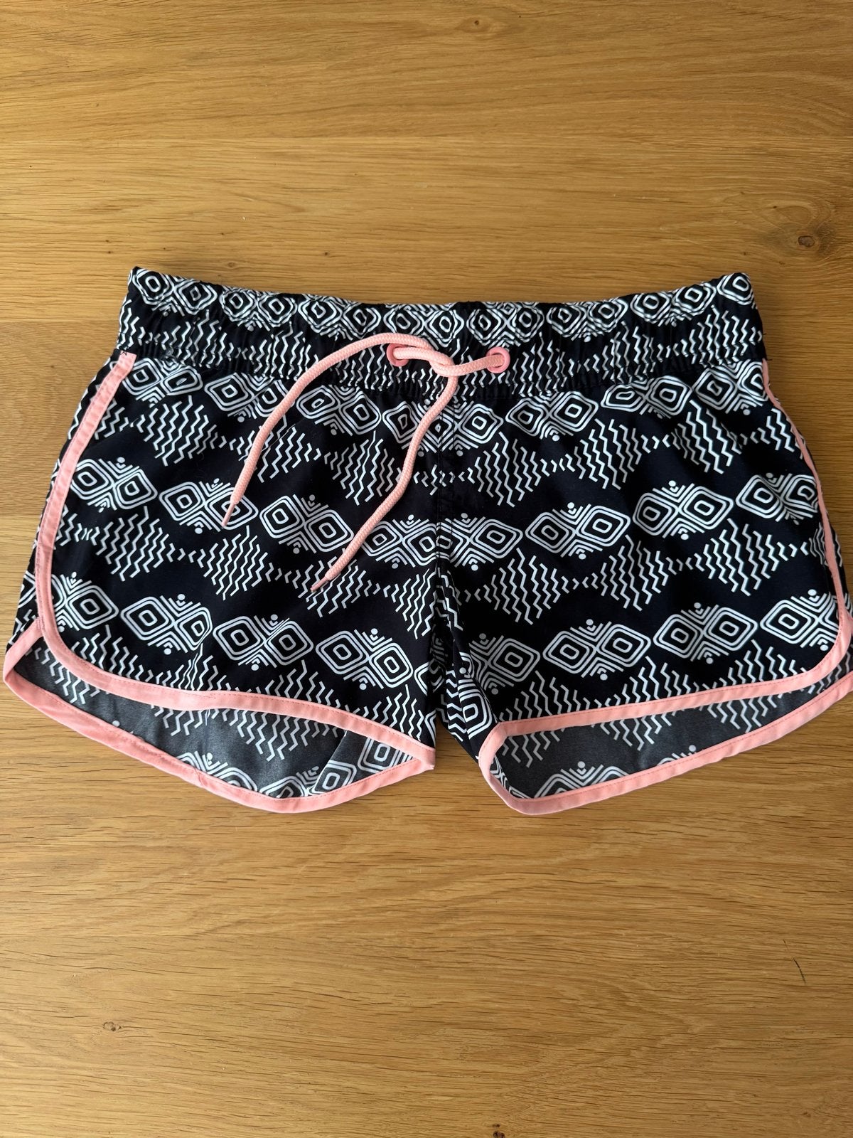 Zwembroekje met patroon en roze accenten - Denim Co., Ophalen of Verzenden, Zo goed als nieuw, Meerkleurig, Zwembroek of Short