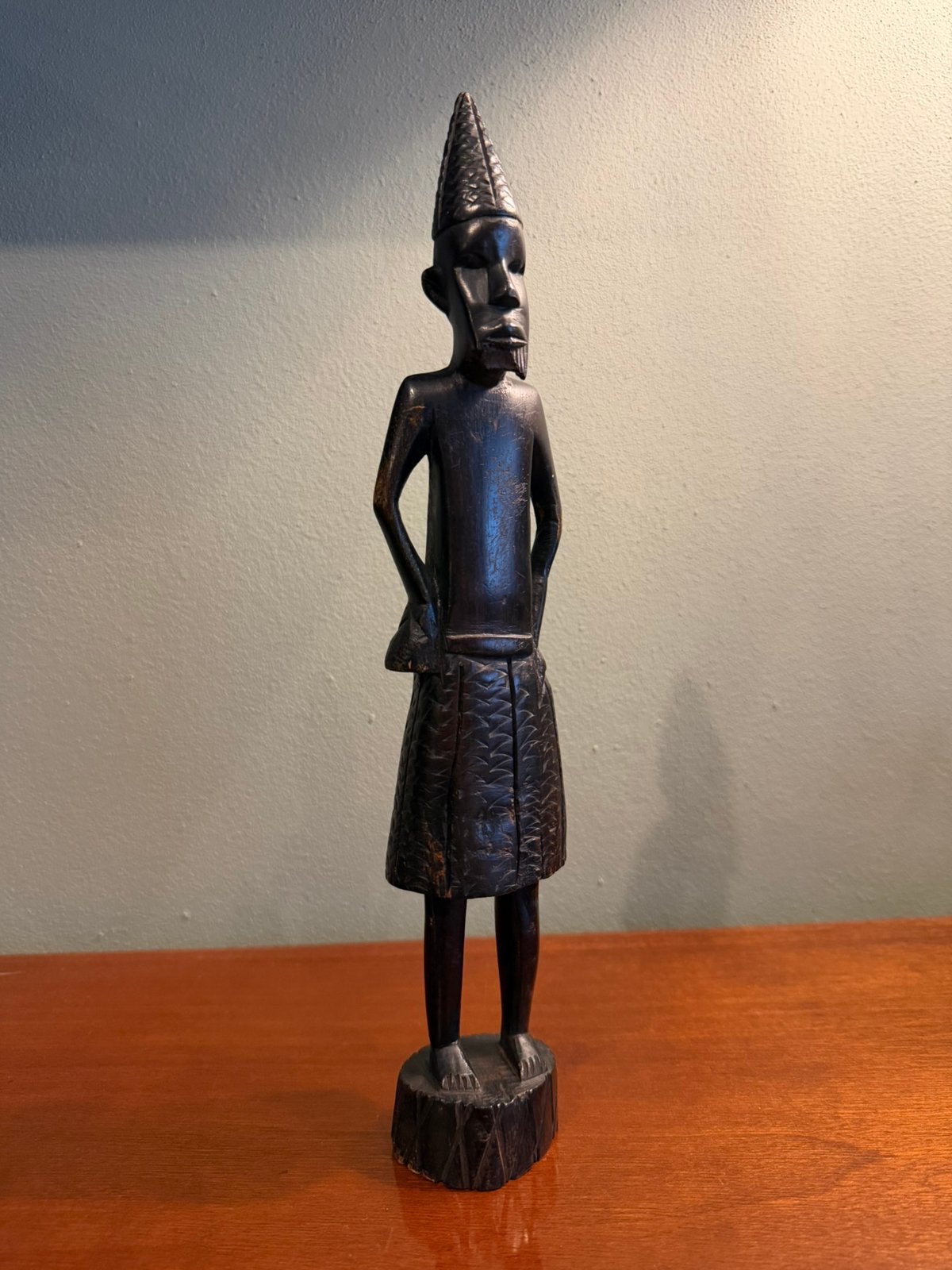Vintage Afrikaans houten beeld – Handgesneden ebben– 33 cm, Antiek en Kunst, Houtsnijwerk, Ophalen of Verzenden, Man, 20 - 50 cm