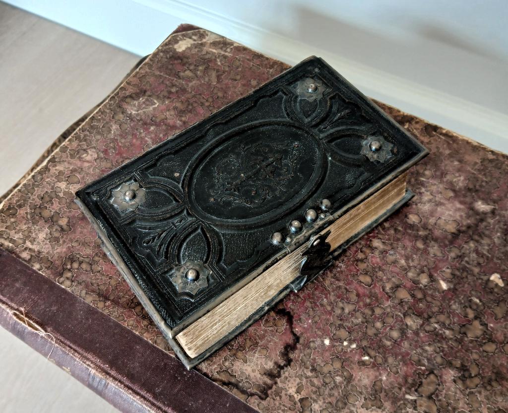 Oud kerkboek 'Getrouwe leerling'  uit 1875, Ophalen of Verzenden