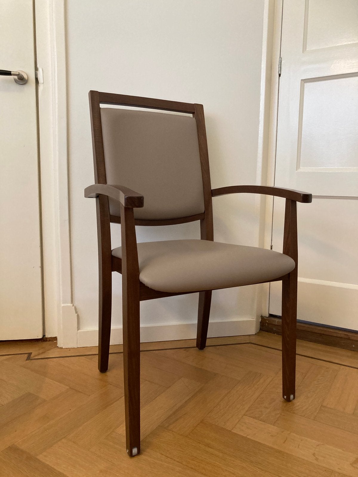Seniorenstoel van Zorgmeubel / Staalbaron in taupe - d.bruin, Ophalen, Bruin, Zo goed als nieuw, Eén