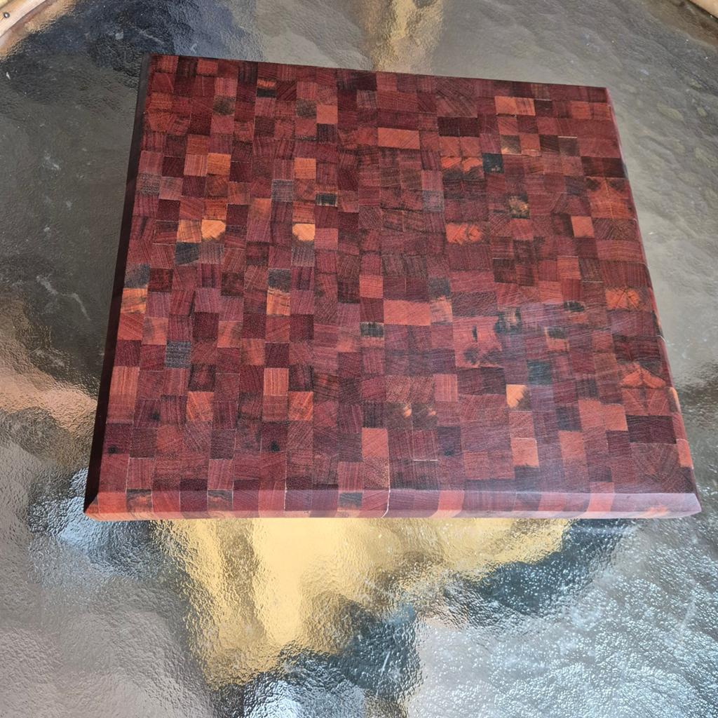 Handgemaakte Mahonie Endgrain Snijplank met Pootjes, Hout, Snij-/serveerplank, Nieuw, Ophalen of Verzenden