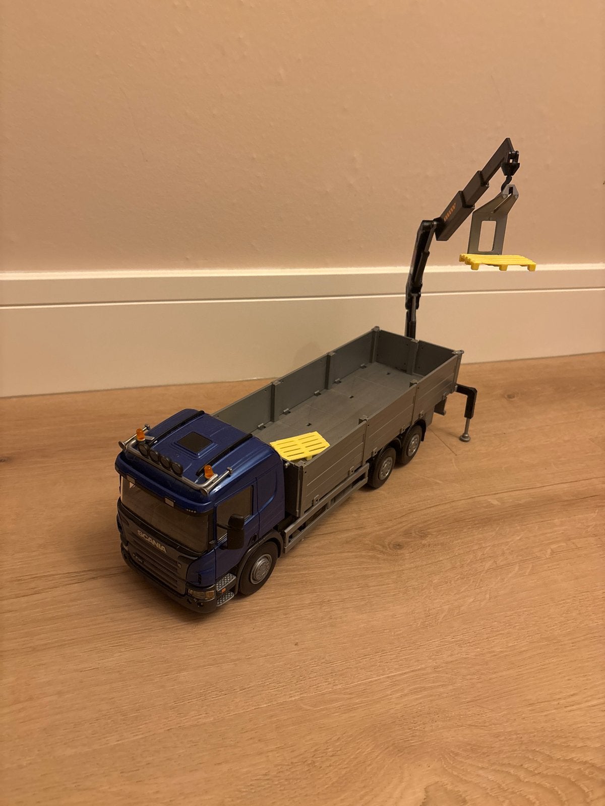 Emek Scania P230 6x2 met kraan - Speelgoed vrachtwagen, Ophalen of Verzenden, Nieuw, Bus of Vrachtwagen, Overige merken